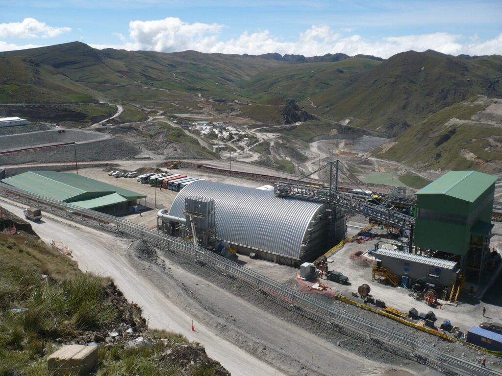 Una vista aérea de una estructura industrial cerca de las montañas en Perú.