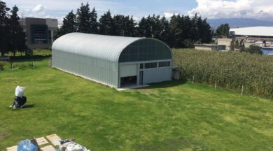 Una estructura de almacenamiento agrícola en un campo alado de un maizal.