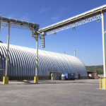 Una estructura de acero industrial en Chile con otros equipos industriales alrededor de la estructura