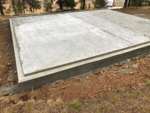 Una vista de la cimentación de una estructura SteelMaster. Está ranurada para que las paredes encajen en la ranura.