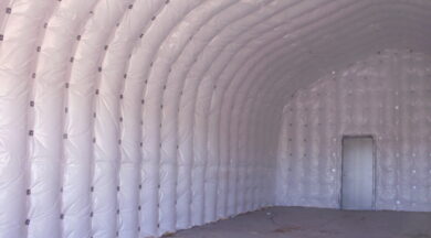 Aislamiento blanco que cubre el interior de una estructura de metal con una puerta de servicio en el pared frontal