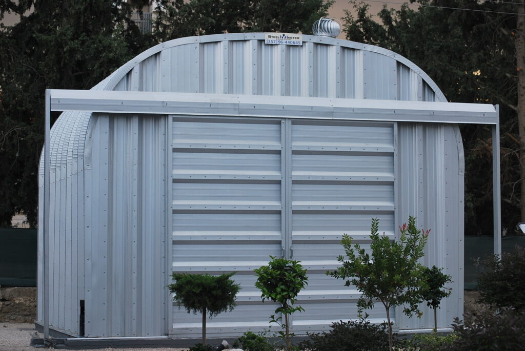 Un almacén en Cyprus. Es una estructura arqueada de acero.