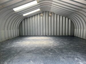 El interior de una estrucutra metálica con tragaluces