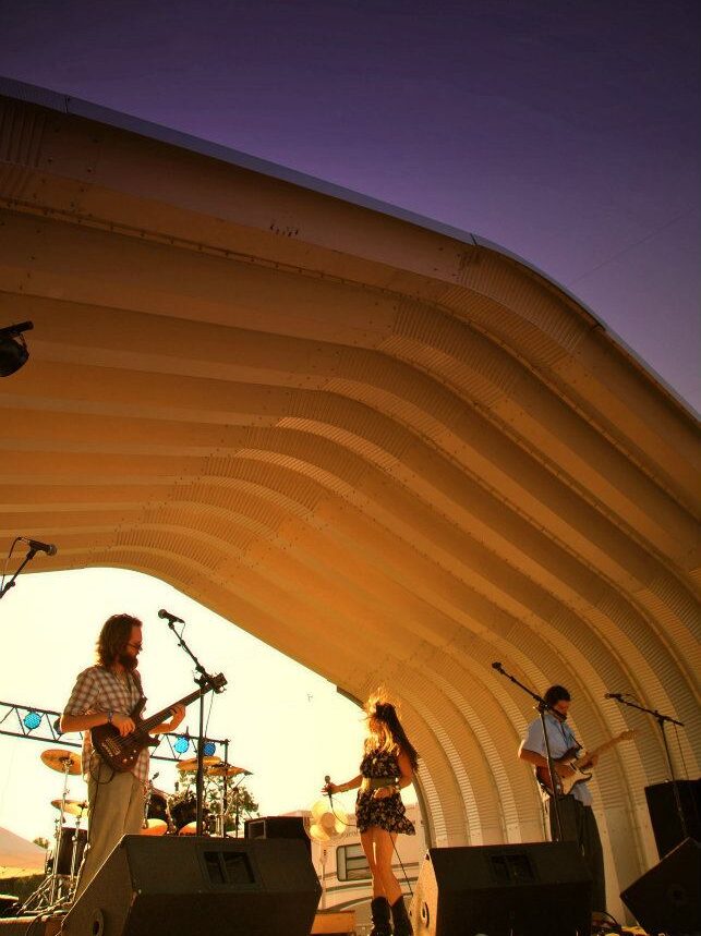 Una banda está tocando música debajo de un techo especial del Modelo A SteelMaster.