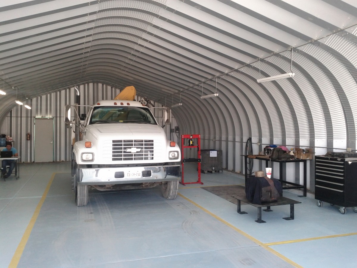 Interior de un taller industrial de acero SteelMaster