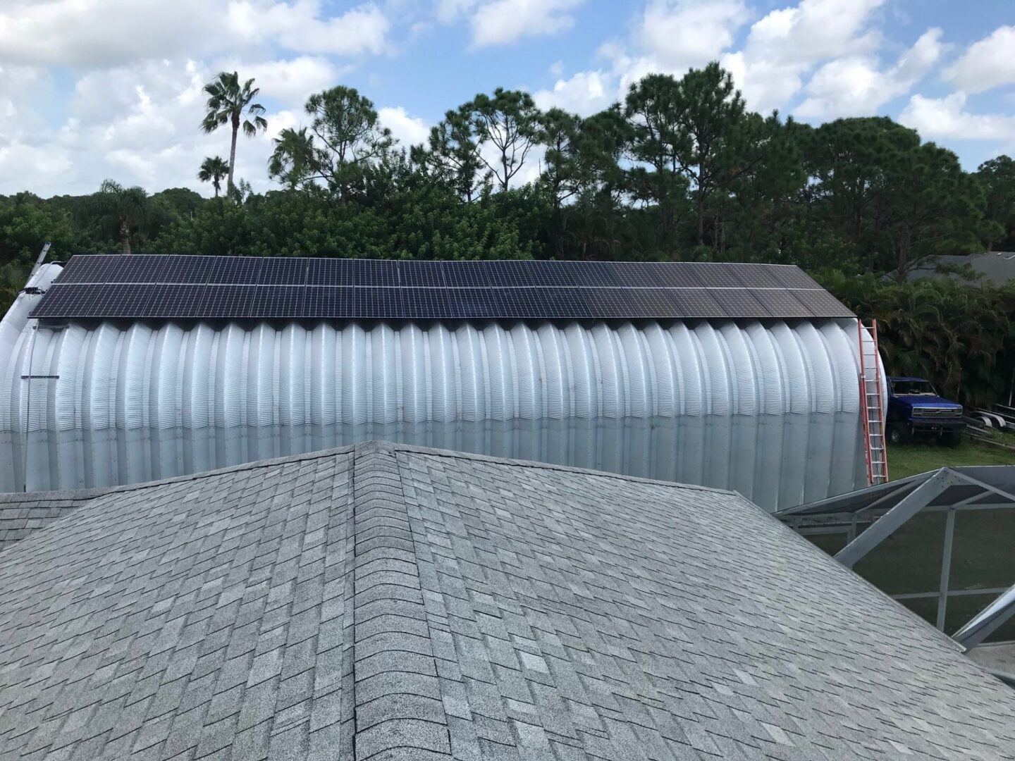 Edificio SteelMaster con paneles solares