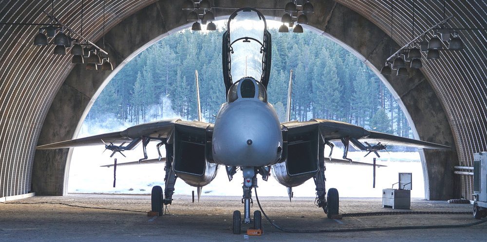 El uso de una estructura de SteelMaster en un escenario de Top Gun: Maverick. Es un hangar de aeronave de la Segunda Guerra Mundial.