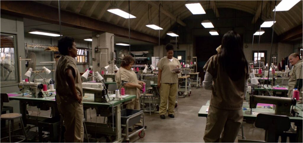 Un escenario de la serie Orange Is the New Black con una estructura de SteelMaster Buildings. Temporada 3, episodio 5.