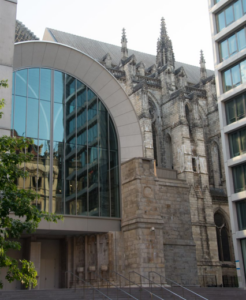 Vista de la Cathedral of St. John the Divine en Nueva York, mostrando una amplia nave central con gran altura y un diseño arquitectónico abierto, ahora con una moderna cubierta de acero de estilo arqueado suministrada por SteelMaster. El espacio destaca por su escala monumental, iluminación natural que entra desde los laterales, y una estructura superior contemporánea que reemplaza el techo tradicional, creando un contraste entre la arquitectura histórica de la catedral y la ingeniería moderna en acero.